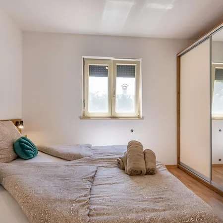 Sarah Nedescina, A Peaceful And Pet Friendly Close To The Sea