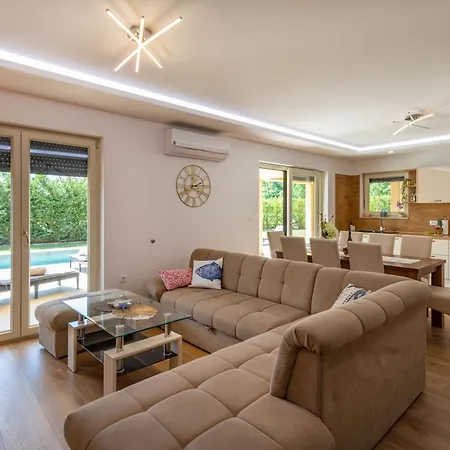Sarah Nedescina, A Peaceful And Pet Friendly Close To The Sea