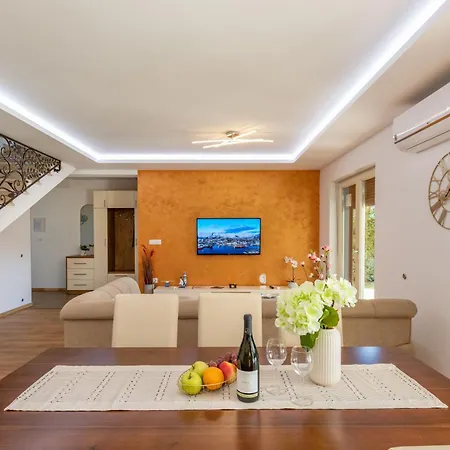 Feriehus Sarah Nedescina, A Peaceful And Pet Friendly Close To The Sea *